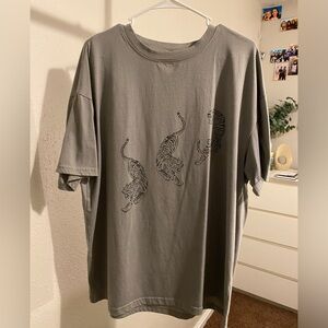 grey oversized tee